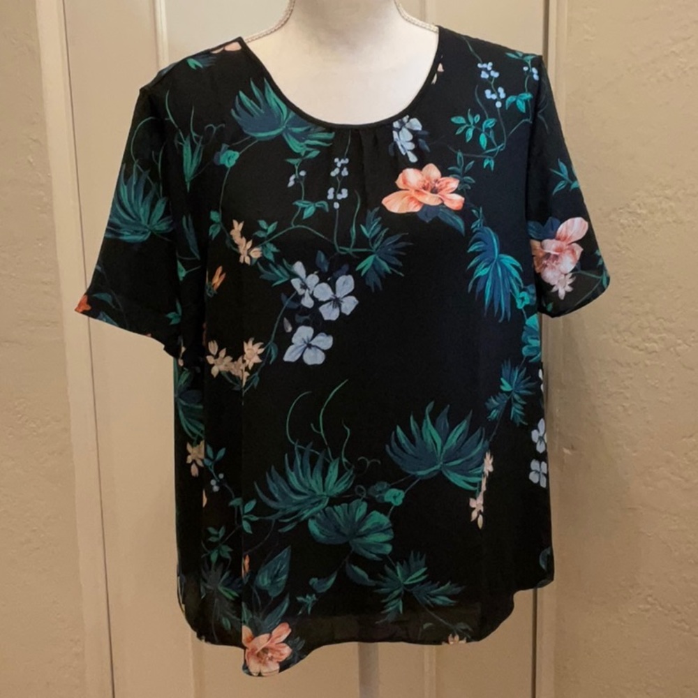 NWT | Banana Republic short sleeve black blouse w/flowers. Size L
